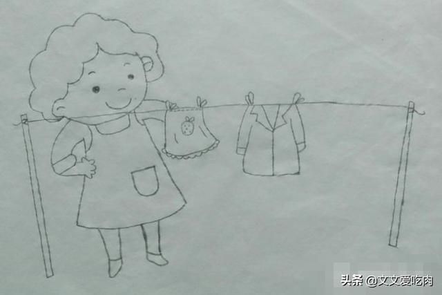 如何画妈妈晾衣服的简笔画?