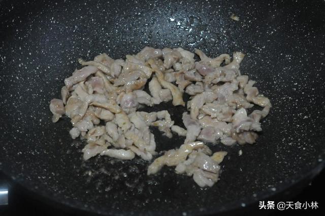 炒肉什么时候放姜丝儿