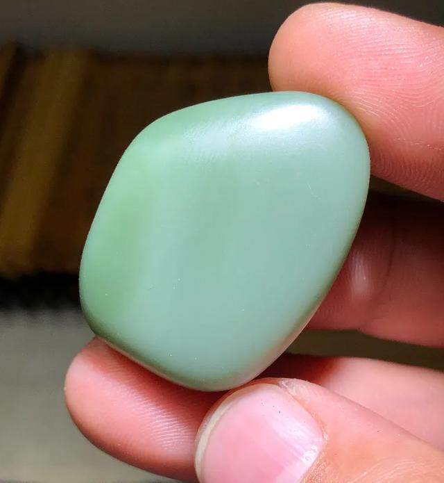 和田玉沙枣青打灯效果青海料里有沙枣青的玉吗