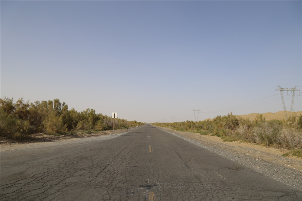 穿越塔克拉瑪干沙漠的沙漠公路自由行該怎么走？