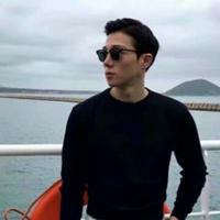 海边自在踏浪的欢游头像