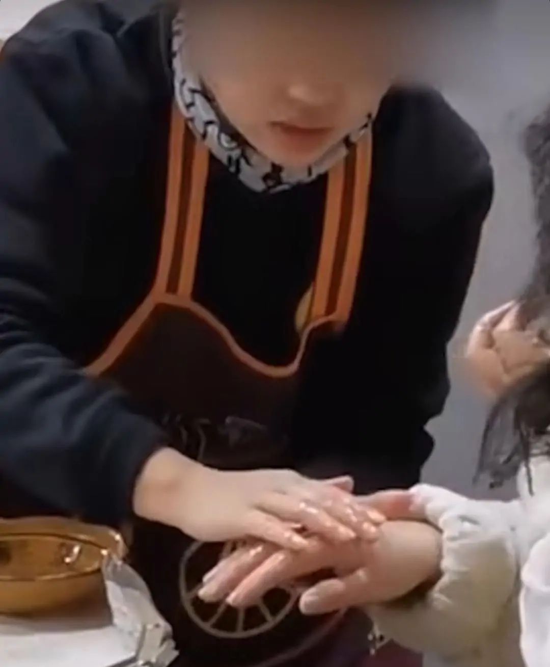 爆炸|顾客称吃烤鱼爆炸被烫伤 愿这位受伤的女子早日康复