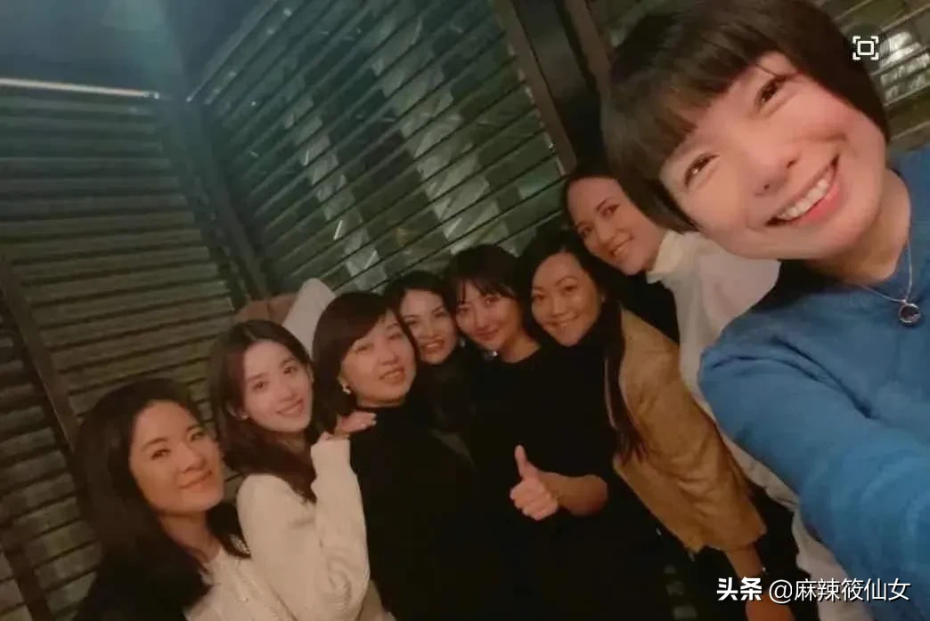 聚会|章泽天与好友聚会照曝光 越来越有老板娘那味儿了