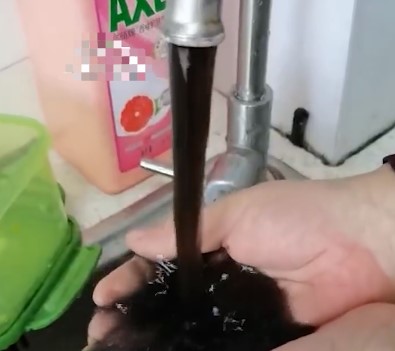 自来水|哈尔滨居民家自来水黑如墨 水质检测合格加压泵压力大导致