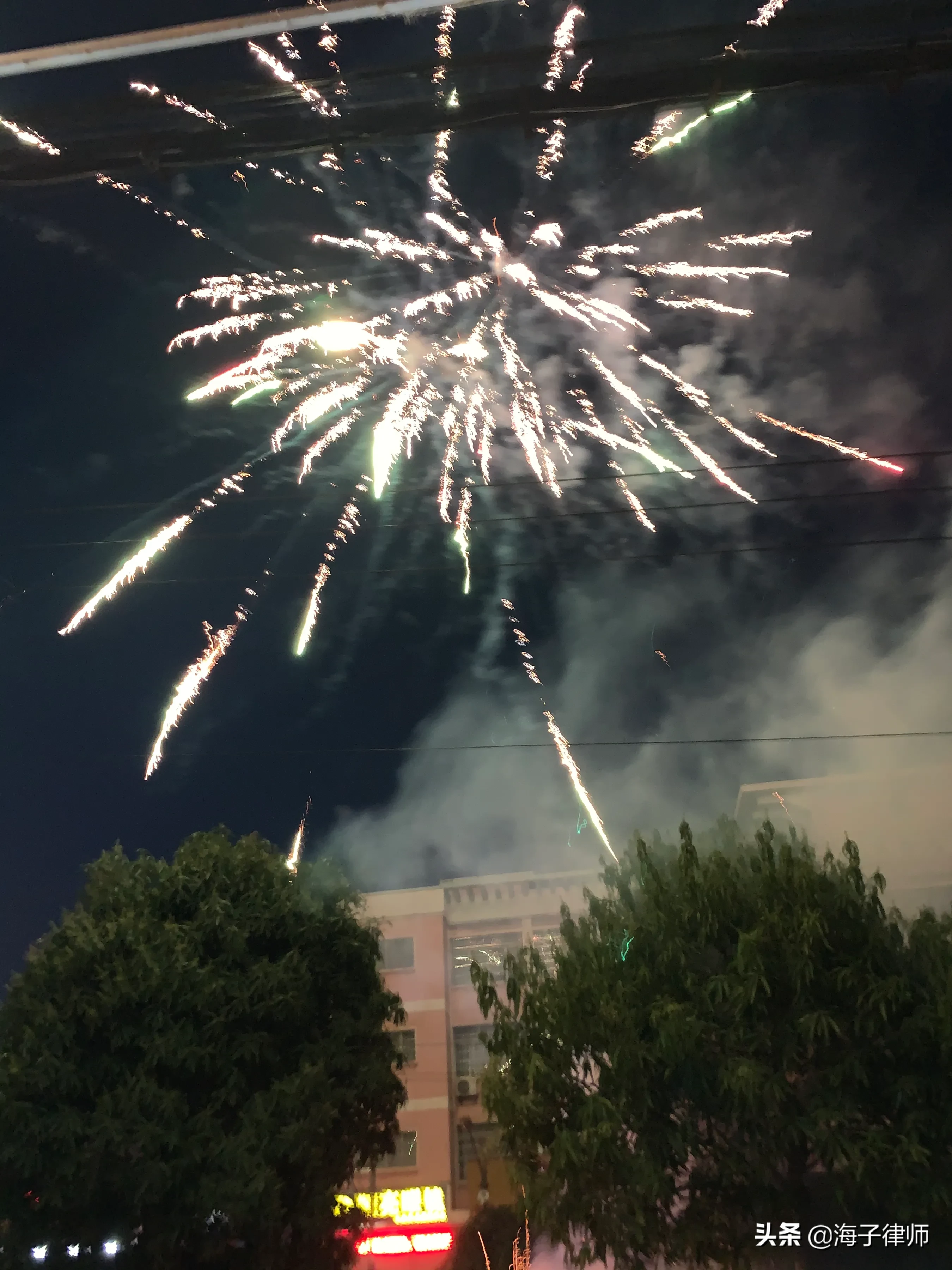 上万|广西青秀山上万人争烧头香 为何祈福也要赶早?