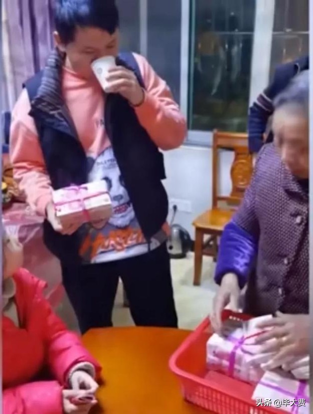 用筐|霸气外婆用筐装80万发红包 网友：还缺外孙不？