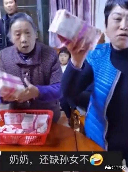 用筐|霸气外婆用筐装80万发红包 网友：还缺外孙不？