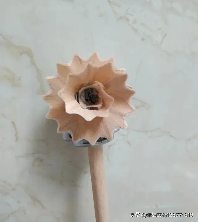 笔芯|小伙在一支铅笔芯上雕出三只大象 可以申请吉尼斯记录了