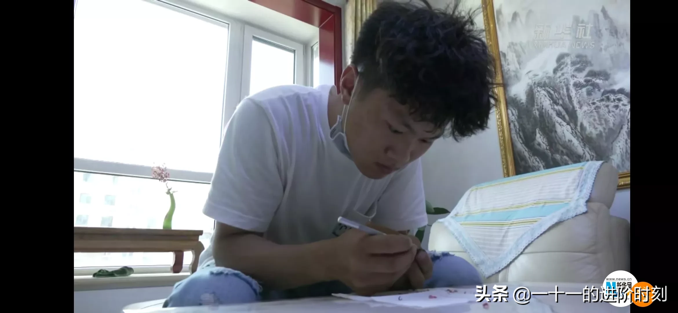 笔芯|小伙在一支铅笔芯上雕出三只大象 高手在民间