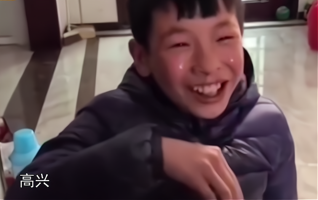 激动|小学生考80多分激动大哭 激动大哭：我咋考的这么好啊