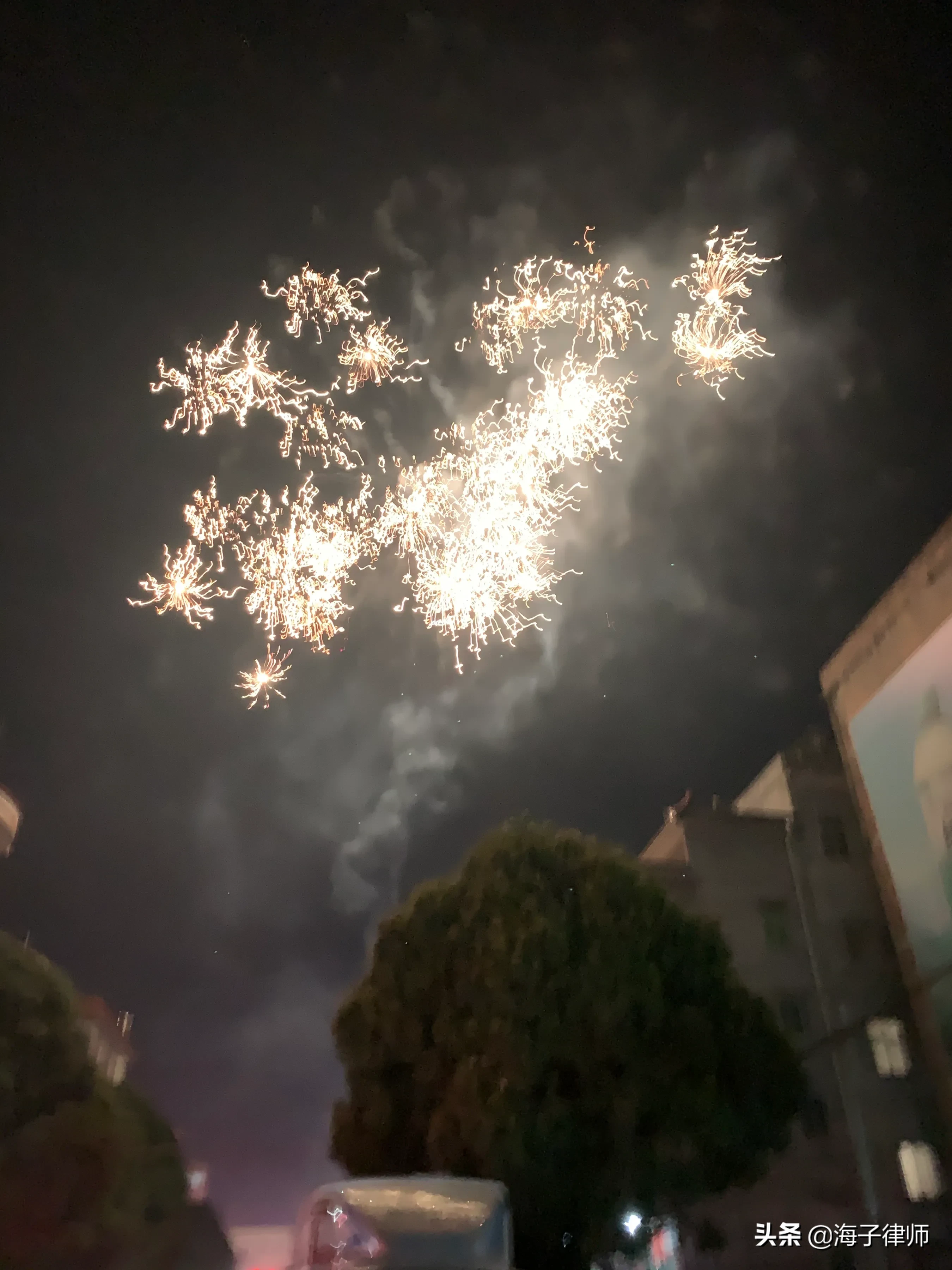 上万|广西青秀山上万人争烧头香 为何祈福也要赶早?