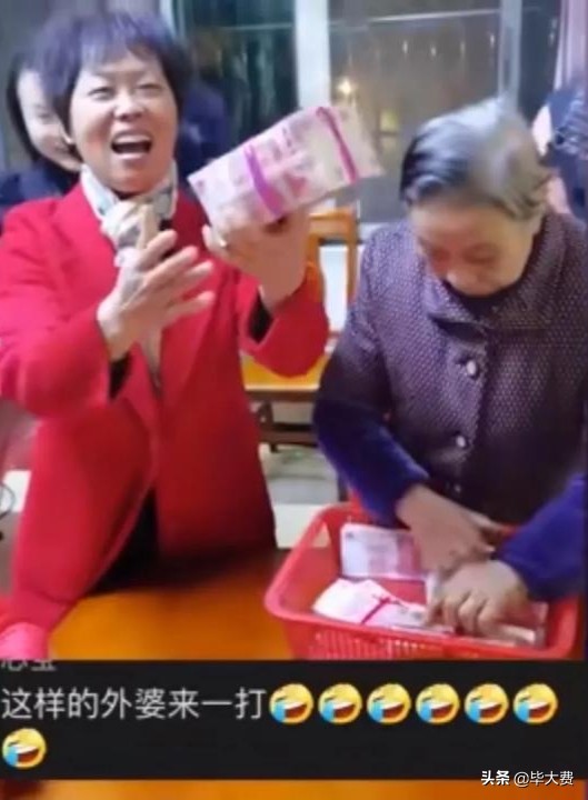 用筐|霸气外婆用筐装80万发红包 网友：还缺外孙不？
