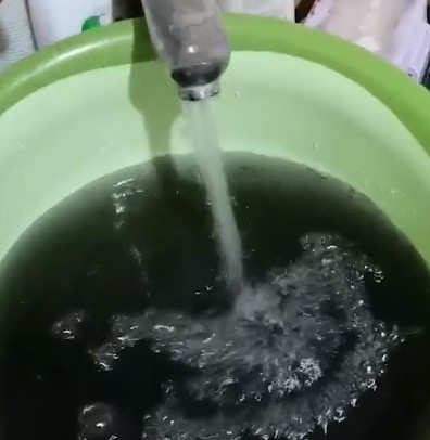 自来水|哈尔滨居民家自来水黑如墨 水质检测合格加压泵压力大导致