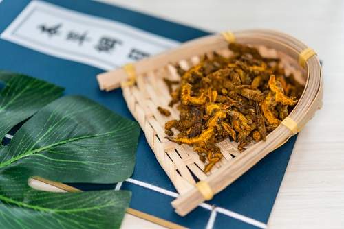 半夜醒是肺火旺还是肺气不足(半夜3到5点醒？多是肺阴不足，送你3味药，养阴清火，补肺润燥)