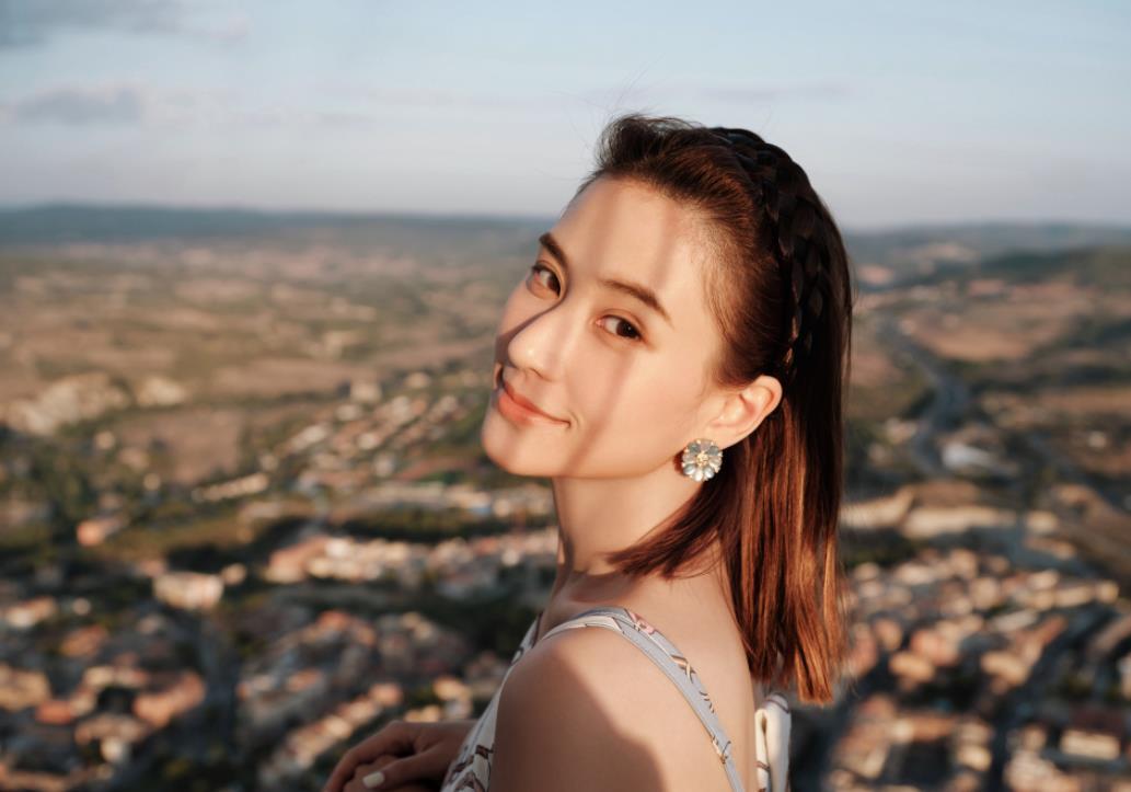 He Chaolian's outfit caused controversy! 2 ropes tied up the back