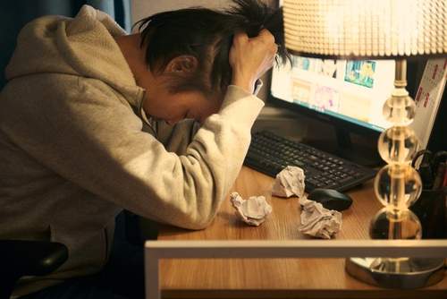 加速衰老的行为熬夜排第四(加快人体衰老的祸首：熬夜只排第5！排第1的，很多人都避不开！)