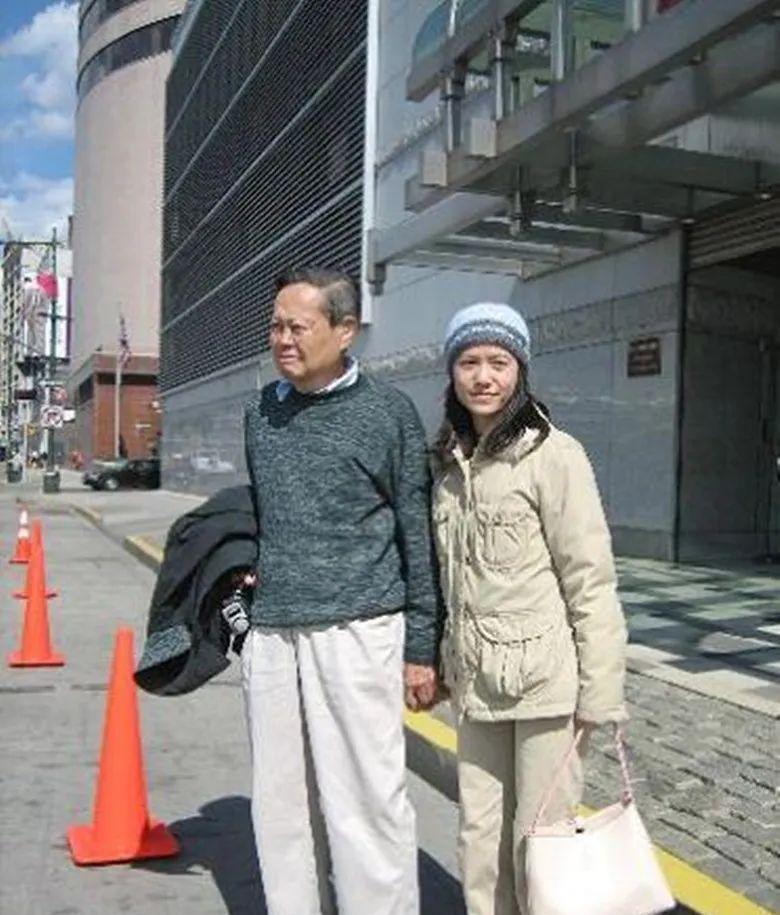 102 Year Old Yang Zhenning Took A Photo With His Beloved Wife He