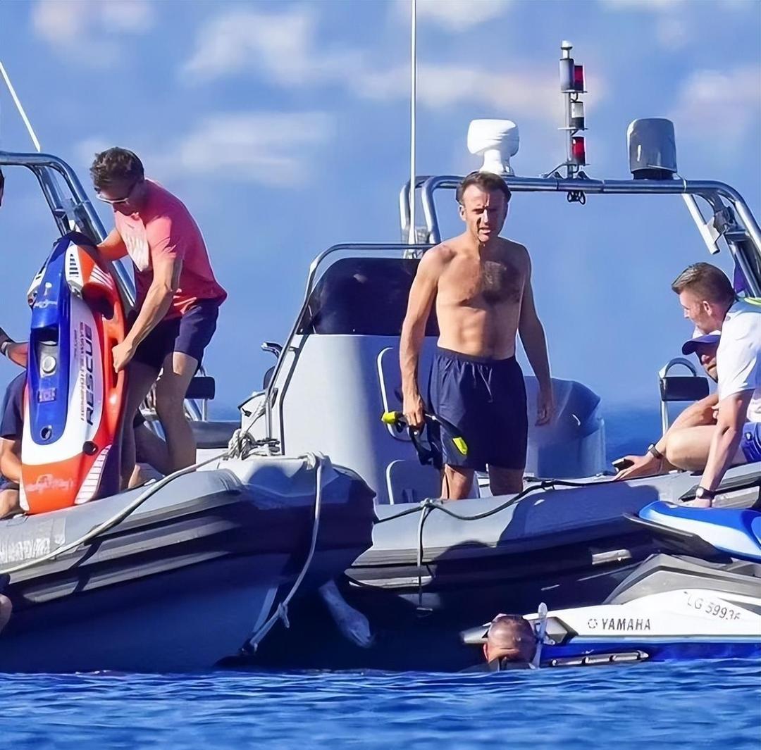 Macron and Brigitte sunbathing on a yacht! Simply not too sweet! - iMedia