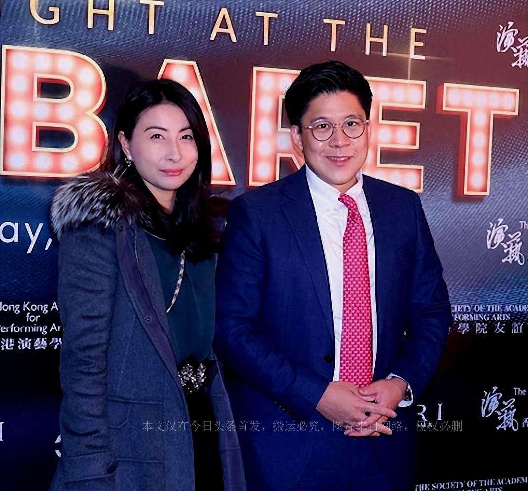 Guo Jingjing And His Wife Took A Group Photo At The Dinner Party To ...