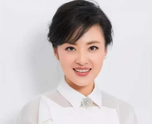 Li Sisi hosted the ELLE ceremony offscript, and the reviews were quite