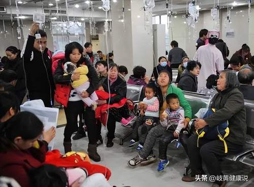 孩子因为积食引起的发烧怎么办(孩子经常感冒发烧多半是积食引起，不要着急打点滴，消积食就好了)