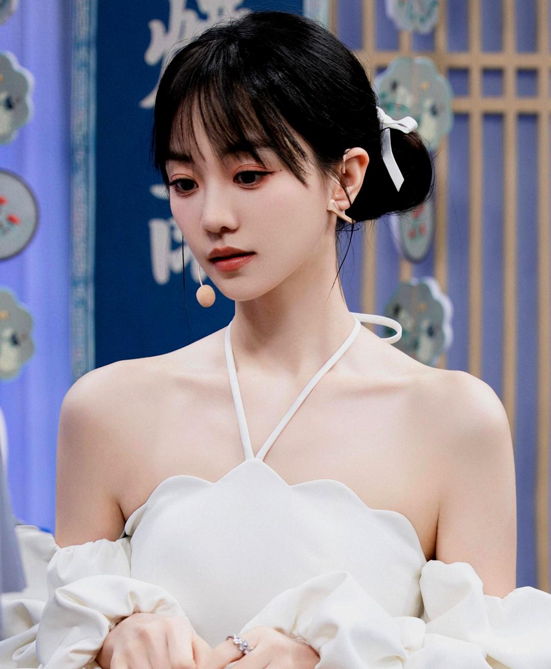 Hu Yixuan, the new young flower born after 95: a healing goddess with a ...