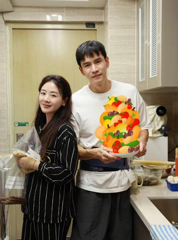 Jingchao couple recorded their first variety show together. Li Lin wore ...