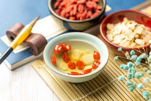 枸杞降血糖的最佳方法(枸杞不仅能增精还能降血糖？干吃还是泡水吃效果好？有哪些讲究？)