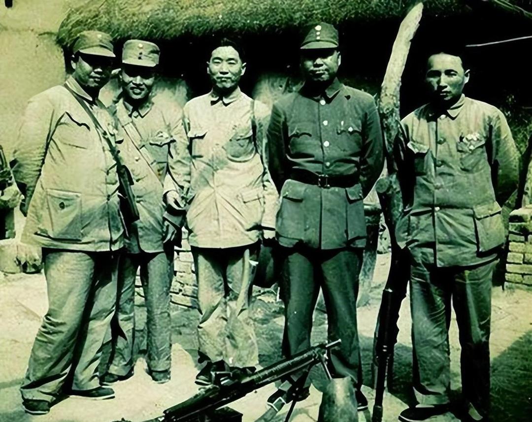 When Du Yuming was the deputy division commander and Zheng Dongguo was ...