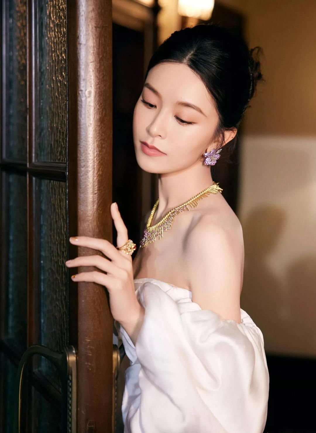 Liu Yifei and Zhou Dongyu won Golden Lotus Film Queen, Liu Yifei is ...