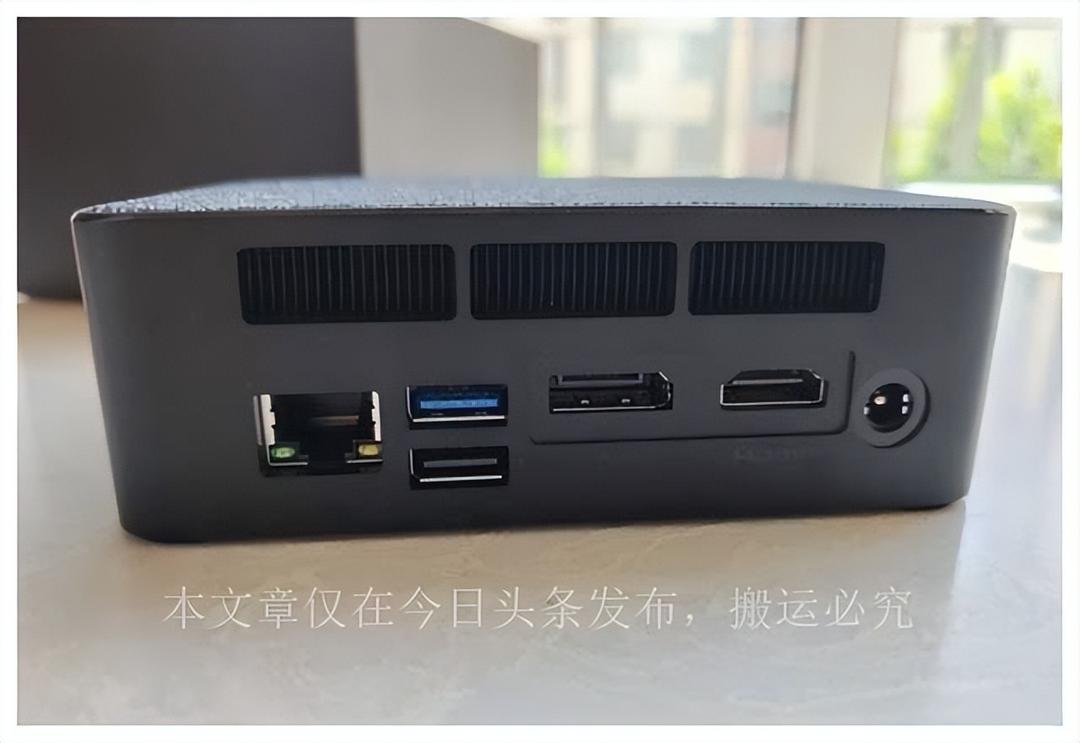 Throw away the spaceconsuming desktops and start with Zero Moment SER5