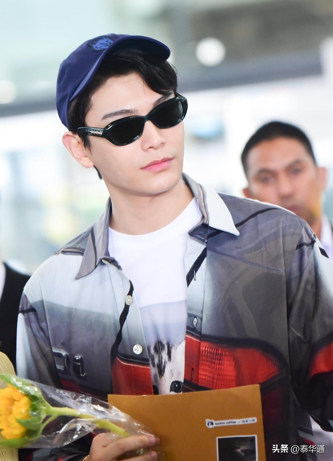 Chinese actor Ding Yuxi arrives at Fan Airport in Thailand and warmly ...