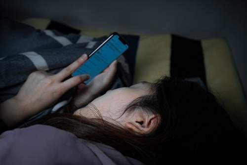 加速衰老的行为熬夜排第四(加快人体衰老的祸首：熬夜只排第5！排第1的，很多人都避不开！)