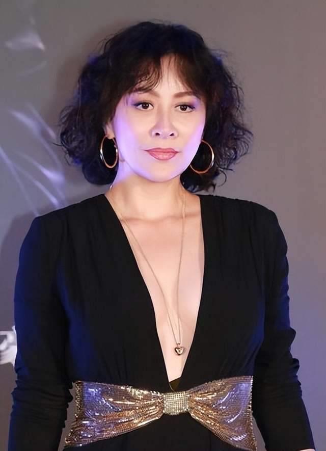 58-year-old Carina Lau can't hide her good figure, and her appearance ...