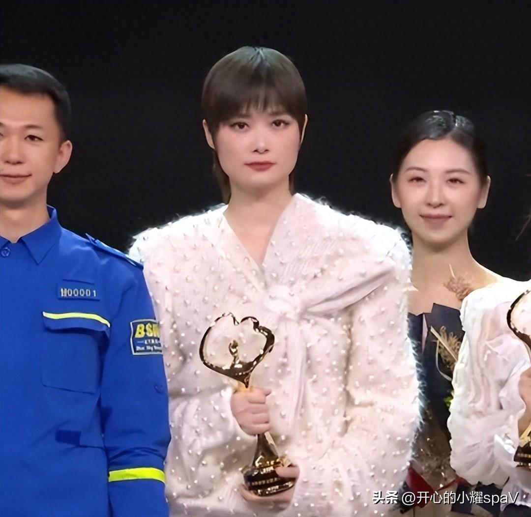 At a party, seven singers lip-synced. This time the singing world was ...