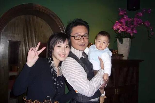 吴启华老婆石洋子:娱乐圈中的夫妻，你所知道的年龄相差最大的是哪一对？