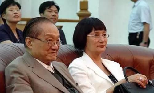 吴启华老婆石洋子:娱乐圈中的夫妻，你所知道的年龄相差最大的是哪一对？