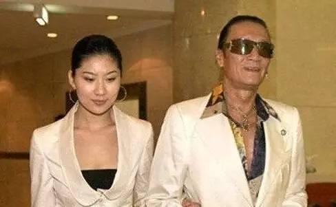 吴启华老婆石洋子:娱乐圈中的夫妻，你所知道的年龄相差最大的是哪一对？