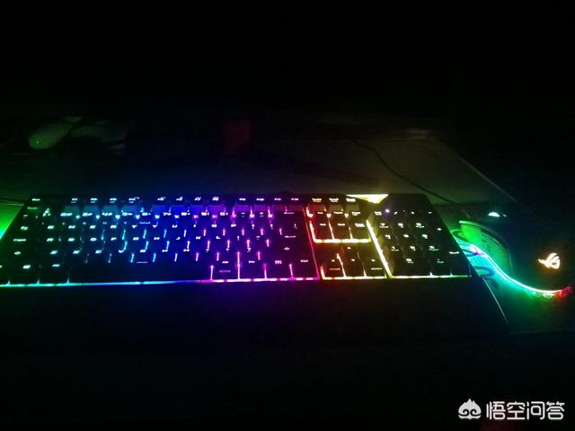 华硕ROG Flare耀光这款机械键盘玩英雄联盟怎么样？值得入手吗？