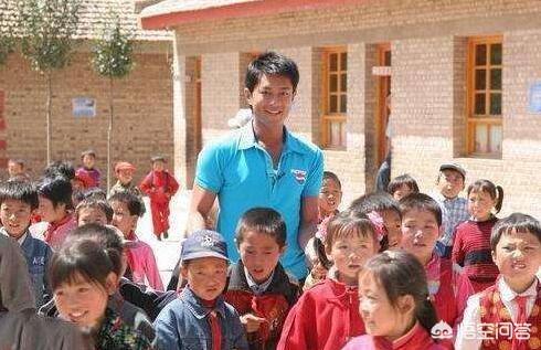你觉得娱乐圈明星中,哪十位在国内的知名度最高？为什么？