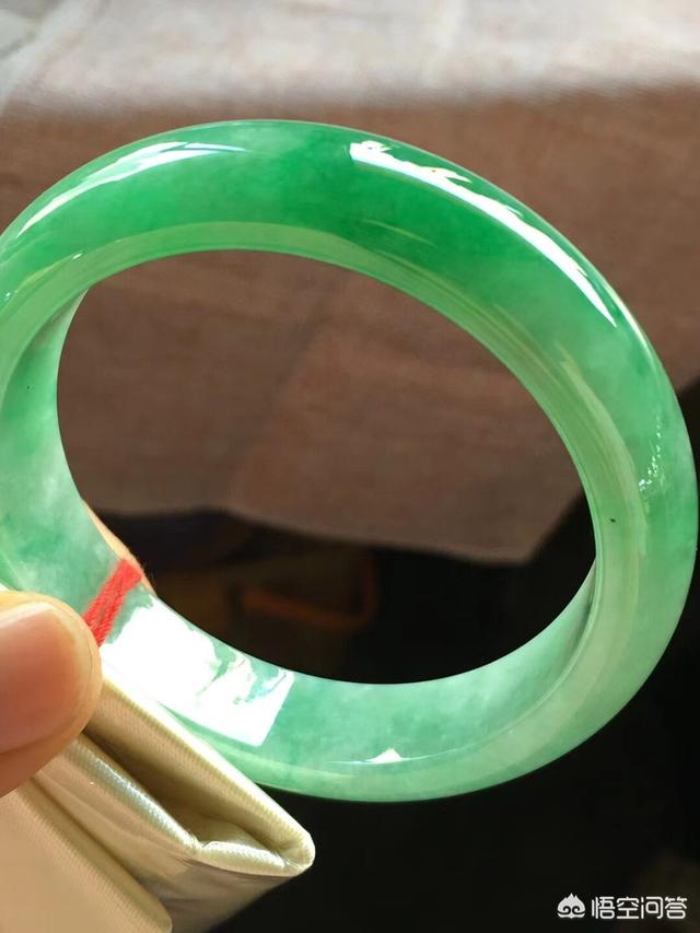 上万的翡翠手镯图片,几万左右的翡翠手镯是什么样子的？