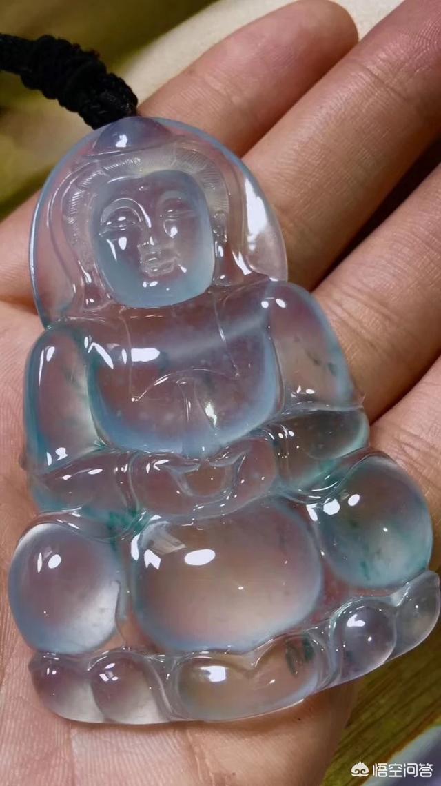 什么气质的女人适合戴翡翠,女孩子戴什么样式的翡翠挂饰最合适呢？