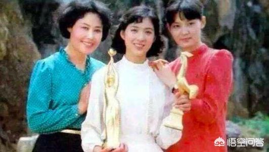 母狗般的老师啊蕾:为养弟弟忙不停的阿拉蕾终于熬到上小学，还会为生计奔波吗？