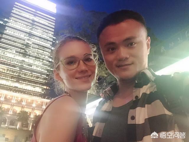 俄罗斯美女与大黄狗:俄罗斯美女嫁中国是否是彻头彻尾地媒体炒作的谎言？
