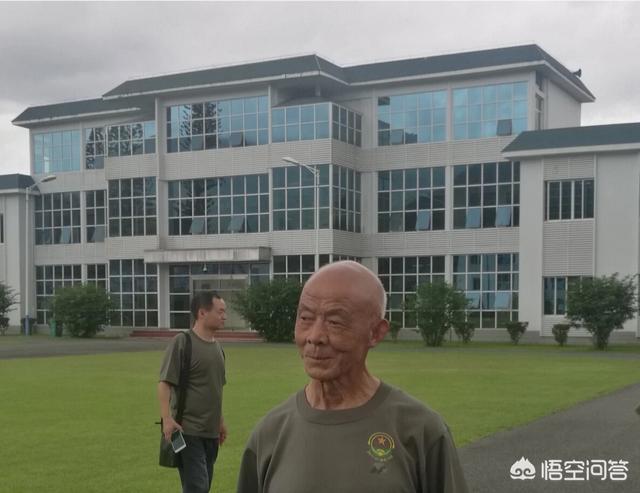 军人基友qq群:有人突然把你拉进了一个同志群，你该怎么办？