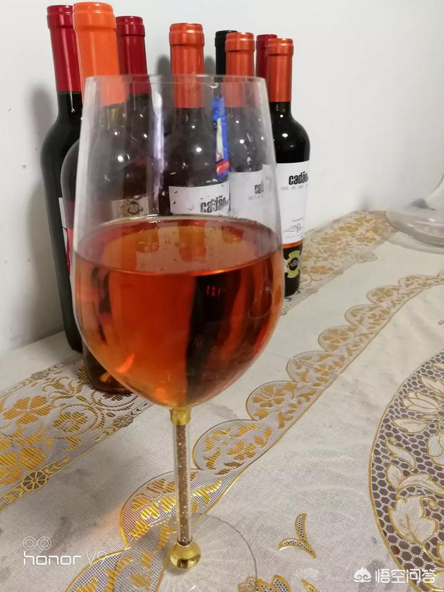 红酒杯带酒图片，红酒杯应该怎么拿？应该注意哪些事项？