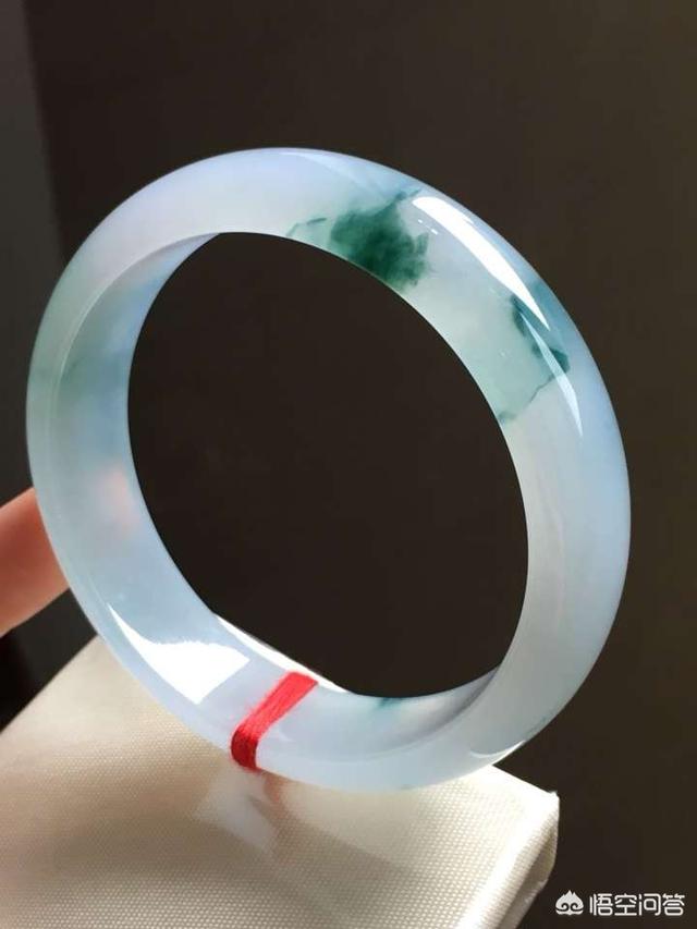 金手镯54和玉54一样吗,玉首饰和金首饰哪个更适合中老年人？