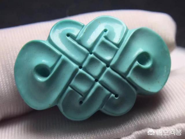 翡翠注胶和没注胶对比,绿松石注胶怎么看？注胶的绿松石是假的吗？