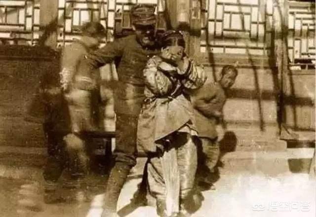 八国联军坐龙椅照片，八国联军攻入北京，慌乱西逃的慈禧，为何不忘把珍妃丢进井里淹死