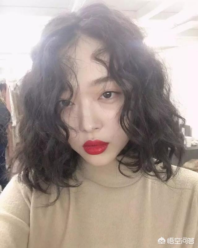 短卷发造型:短发烫了个羊毛卷发型，怎样才能打理出漂亮的造型？